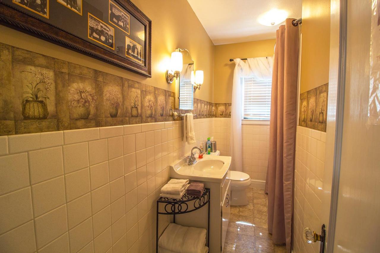 The Foxtrot Inn Ava Room photo