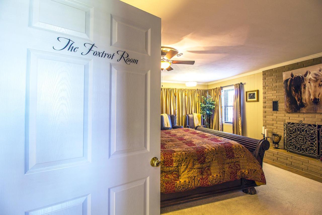 The Foxtrot Inn Ava Room photo